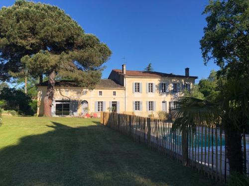 La Tanière, maison familiale avec piscine, 13 couchages gîte à louer Gours