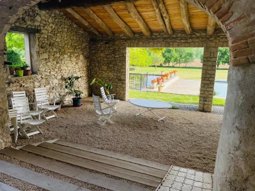 Gites le Fabras, espace de verdure, piscine collective et jeux in La Batie-Rolland