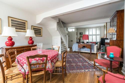 Charming 2BD House with Garden in Hammersmith, Лондон