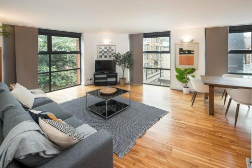 Superfast Broadband 2BD City Flat Farringdon, Лондон