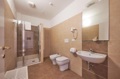 Family Room (6 Adults) image 1