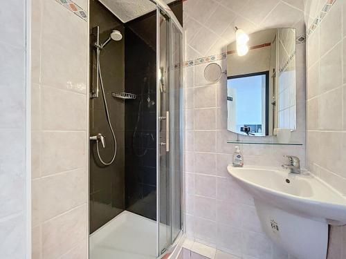 ฝักบัว, Le Thalio - Swimming pool - Air conditioning in กรุยส์สัน