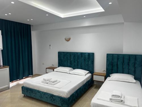1 king bed, 1 twin bed