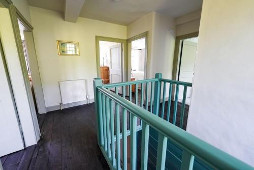 Luxury 4 Bed Farmhouse on Rewilding Estate in بيمينيستر