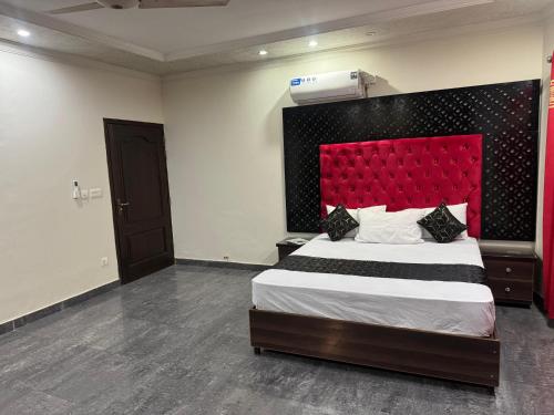 Shaheen Palace Hotel Gulberg - image 3