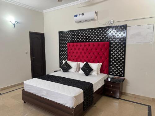 Shaheen Palace Hotel Gulberg