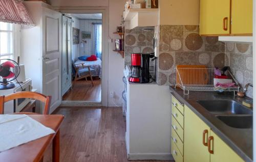 virtuve, Gorgeous Home In Ambjörnarp With Wifi (Gorgeous Home In Ambjornarp With Wifi) in Ambjornarp