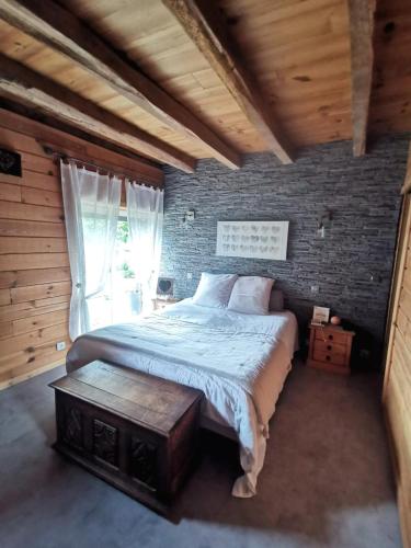 Maison de charme avec piscine, jacuzzi et jardin gîte à louer Cessens