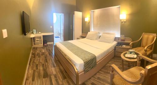 Deluxe King Room image 7