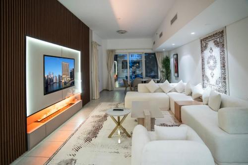 PJ- Luxury Palm Jumeirah Beachfront Apartment, Dubai