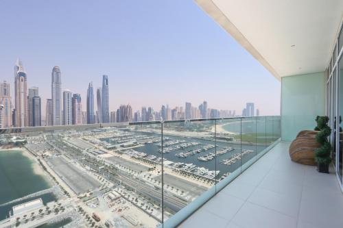 Livbnb-Beachfront 3BR with Marina Harbour Panorama, Dubai