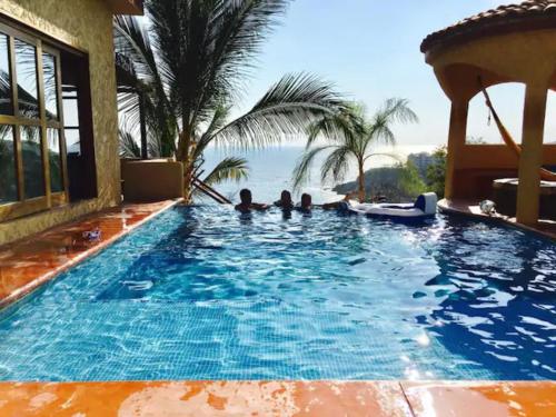 Casa Xcaanda, oceanfront with private pool in Playa Estacahuite