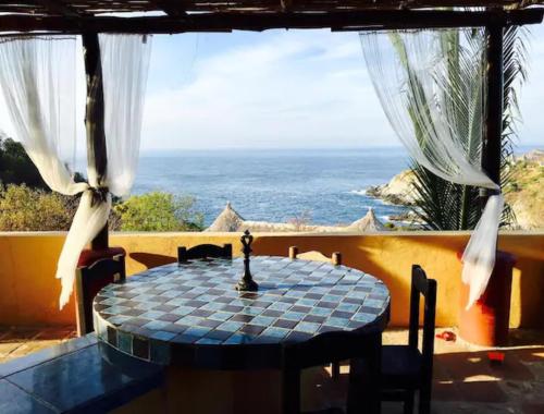 Casa Xcaanda, oceanfront with private pool in Playa Estacahuite