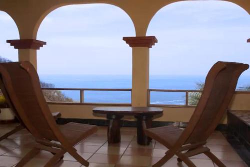 Casa Xcaanda, oceanfront with private pool in Playa Estacahuite