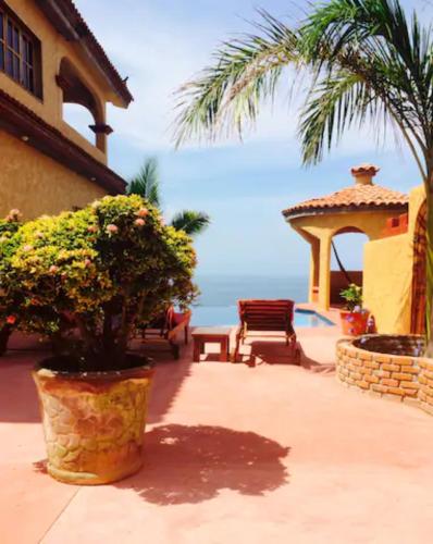 Casa Xcaanda, oceanfront with private pool in Playa Estacahuite