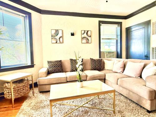 Midway Hideaway -Cozy 1BR- parking in West Elsdon