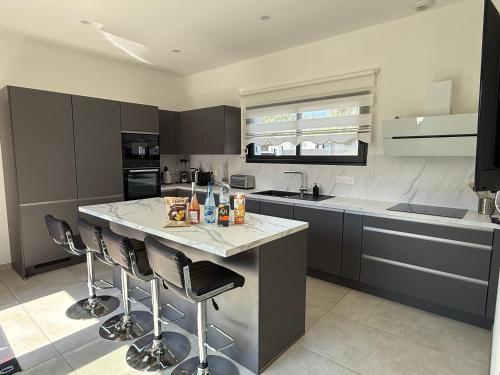 Kitchen, Villa 200m2 -plages - piscine chauffee in Vallon de Coste