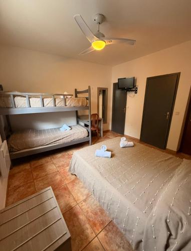 1 double bed, 2 twin beds