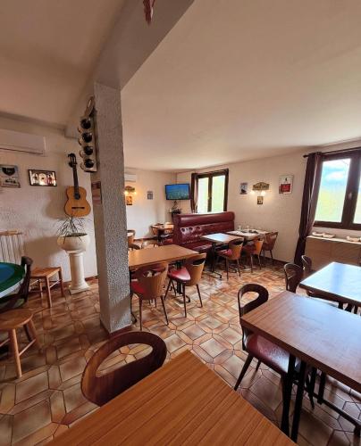 Pub/Lounge, Hotel - Pub Le Petit Bosquet in Santo Pietro Di Venaco
