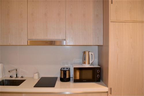 Ultra-Luxury Studio Palm Tower St. Regis Views High Floor DRP Holiday Homes - image 4