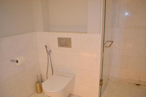 Ultra-Luxury Studio Palm Tower St. Regis Views High Floor DRP Holiday Homes - image 5