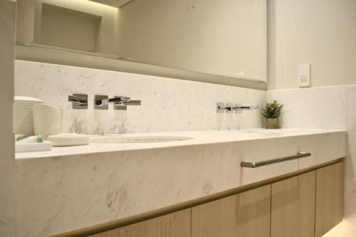 Ultra-Luxury Studio Palm Tower St. Regis Views High Floor DRP Holiday Homes - image 3