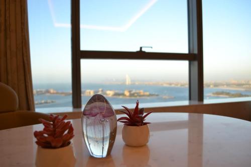 Ultra-Luxury Studio Palm Tower St. Regis Views High Floor DRP Holiday Homes - image 2