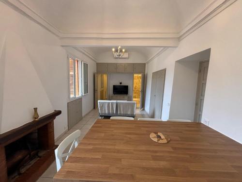 Reve de Vacances Insolite Palais Lascaris Vue Montagne et Village Medieval in Castellar