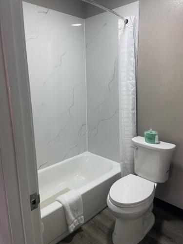 Southern Suites Forest Park - 샤워실