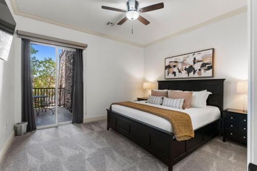 Top-Floor Desert Oasis - Balcony Fireplace Jacuzzi
