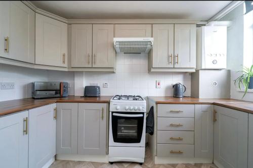 Sleek 2 Bedroom Apartment in 高速公路區