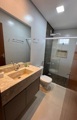 淋浴間, Studio Premium Araxá - Estacionamento Grátis, Ar-condicionado e Wi-Fi Rápido (Studio Premium Araxa - Estacionamento Gratis, Ar-condicionado e Wi-Fi Rapido) in 阿拉夏