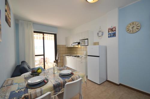 One-Bedroom Apartment image 6