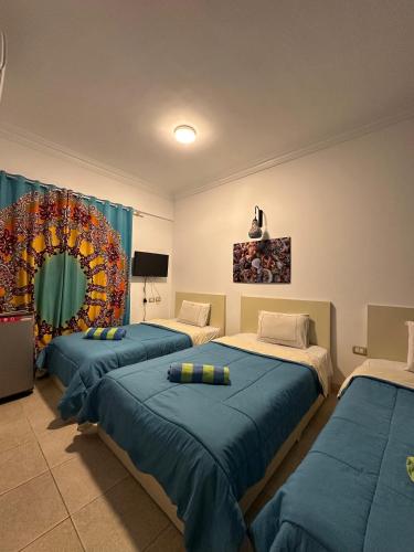 3 twin beds