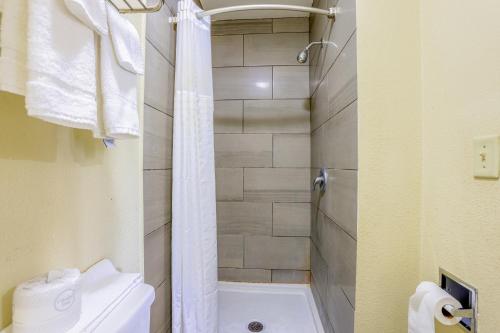 Budget Inn By OYO Natural Bridge I-81 - 화장실