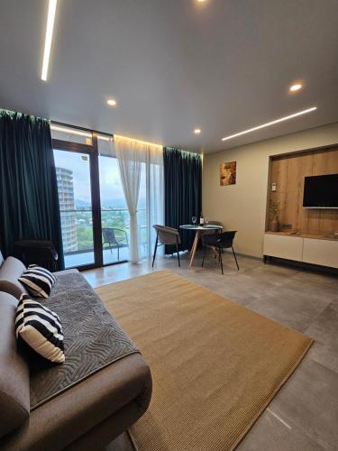Rainbow, отличная квартира в 100 метрах от моря с полноценной кухней,выделенной спальней и шикарным видом!, Батуми (фото 8)