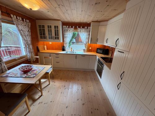 Cabin by Lenefjorden, 50hp Boat and bed linen included, Lyngdal (zdjęcie 5)