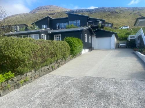 Cosy house with stunning view in Sørvágur