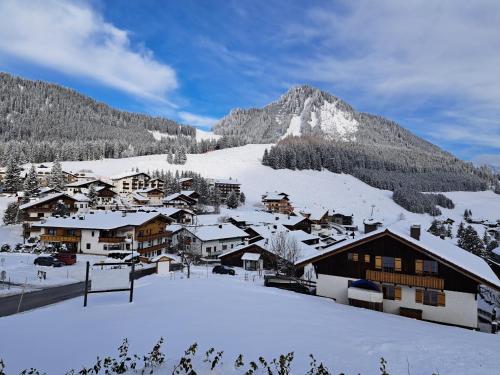 Chalet Zur Rose in Berwang bij de piste in Berwang