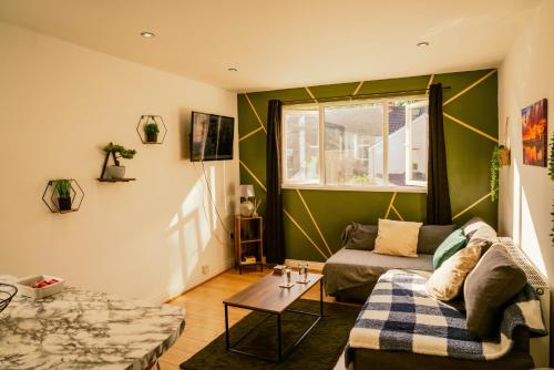 Modern 4 Bed Apartment - Cardiff City Centre - Free Parking, Cardiff