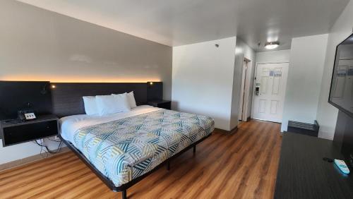 Motel 6-Ennis TX - image 14