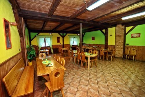 Instalaciones, Penzion Satovske lipy in Satov