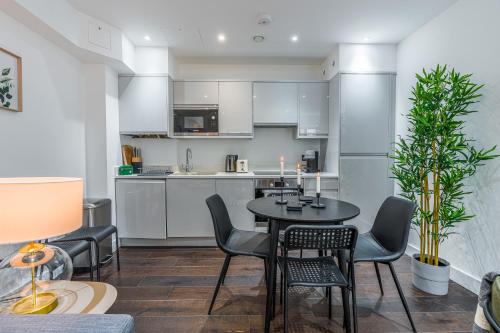 Luxury Old Brompton Retreat  Sleeps 6  London - image 9