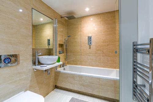 Earl's Court Gem Sleeps 6 Lift & Tube - image 8