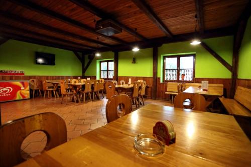 Restaurante, Penzion Satovske lipy in Satov