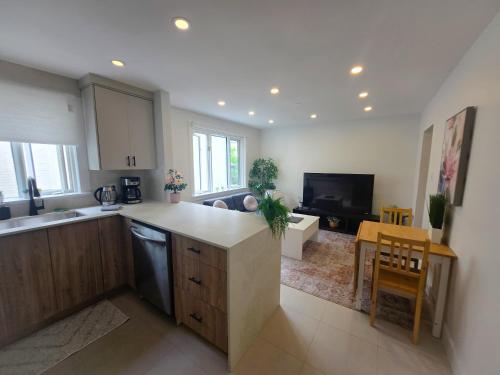 JstLikeHome - Serenity Suites & Guesthouse in Vanier