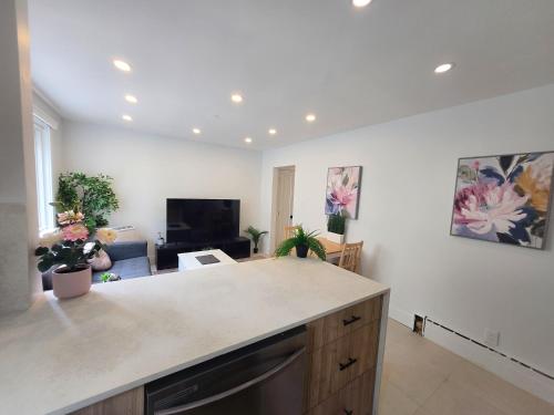 JstLikeHome - Serenity Suites & Guesthouse in Vanier