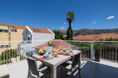 Balkonas / terasa, Bella Bianca , 200m from central square in Kefalinija