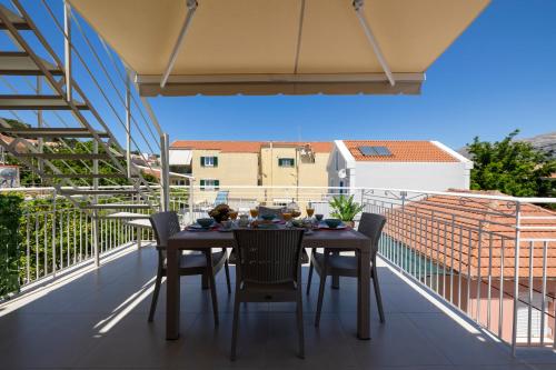 Balkonas / terasa, Bella Bianca , 200m from central square in Kefalinija