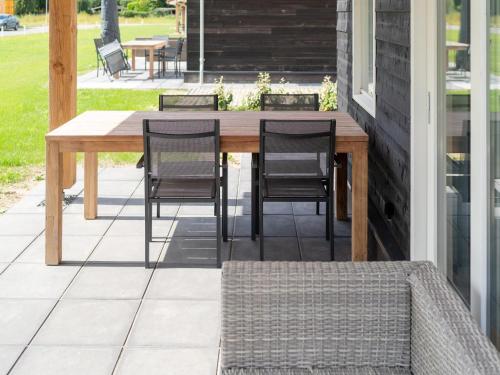 Erkély/terasz, Zeeland Getaway Near Beach in Tholen